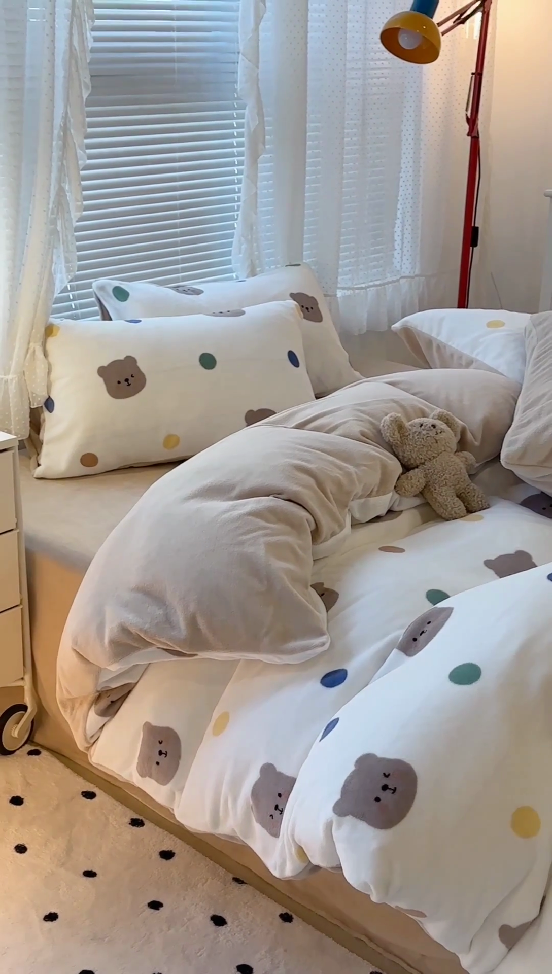 91家纺网 家纺一手货源 找家纺 昔可家纺 2024新款印花牛奶绒四件套系列-2023年热款系列 彩色波点熊