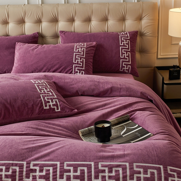 91家纺网 家纺一手货源 找家纺 安莱生活 2024新款高克重牛奶绒锦丝绒美式毛巾绣巴洛克四件套 巴洛克-魅紫