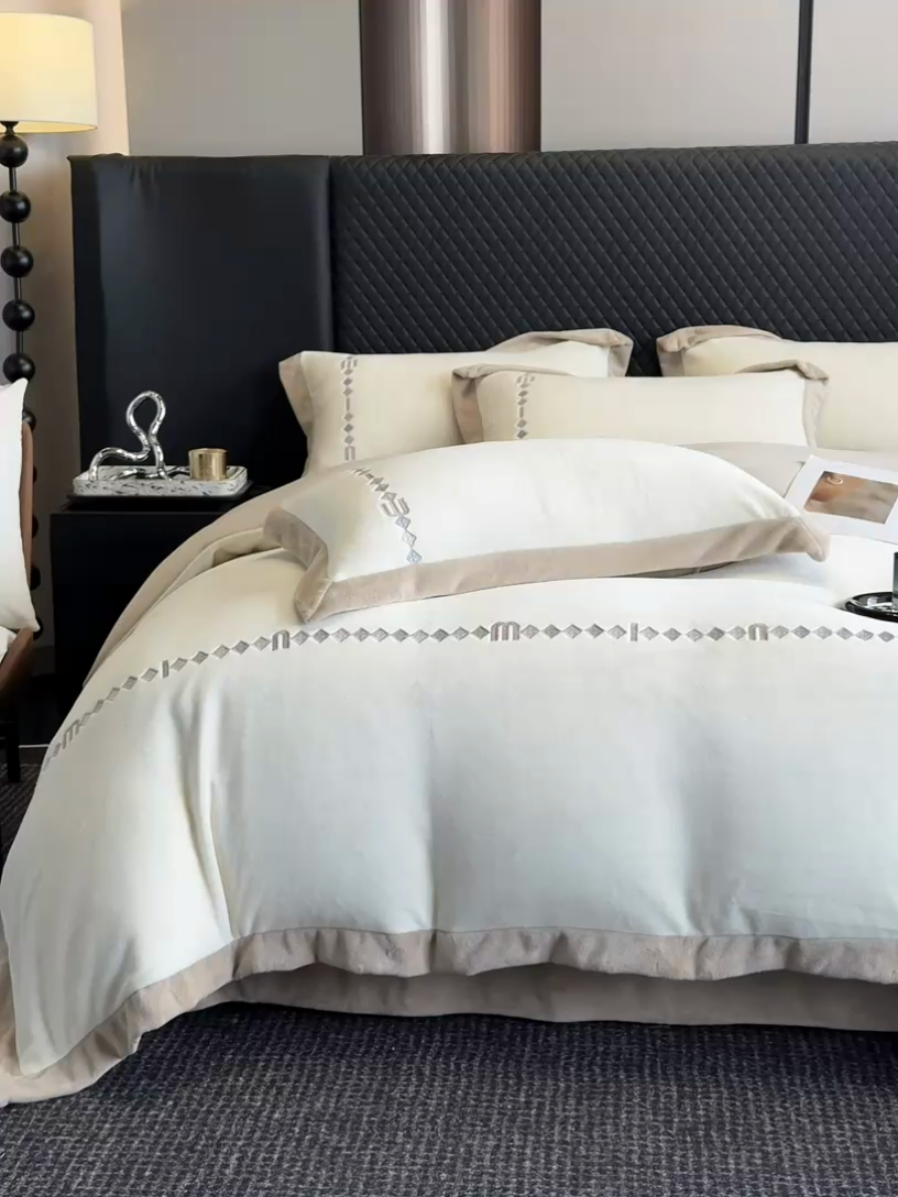 91家纺网 家纺一手货源 找家纺 凡客家居 2024新款高克重牛奶绒绣花拼角四件套 奶油咖