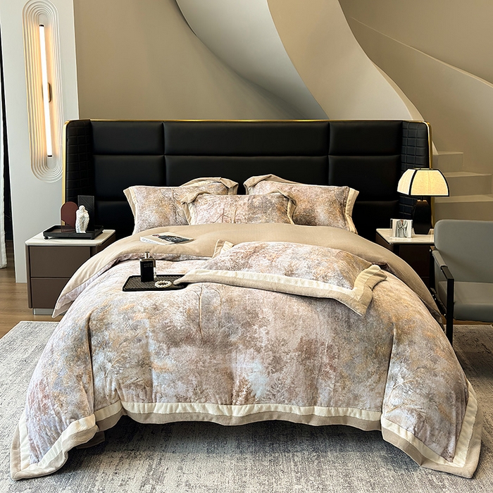 91家纺网 家纺一手货源 找家纺 凡客家居 2024新款高克重牛奶绒数码印花双拼角四件套 迷雾森林