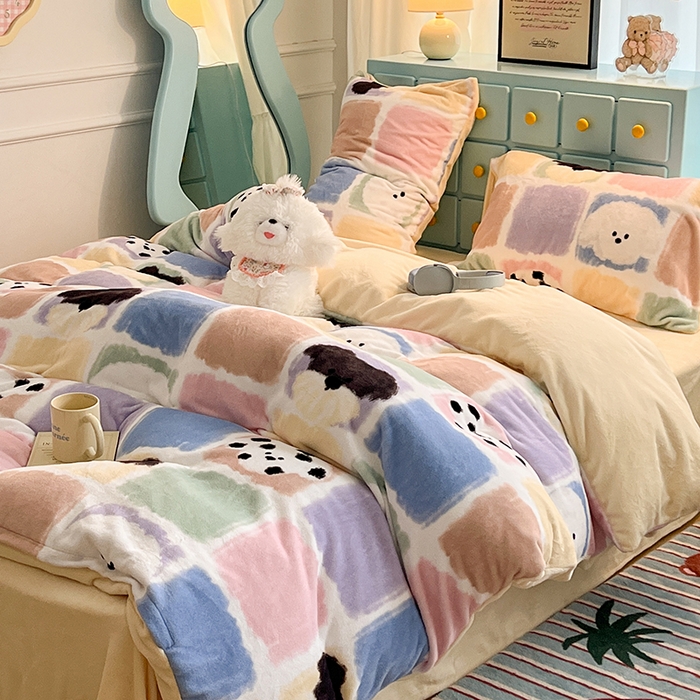 91家纺网 家纺一手货源 找家纺 昔可家纺 2024新款印花牛奶绒四件套系列-卡通系列 方块小狗