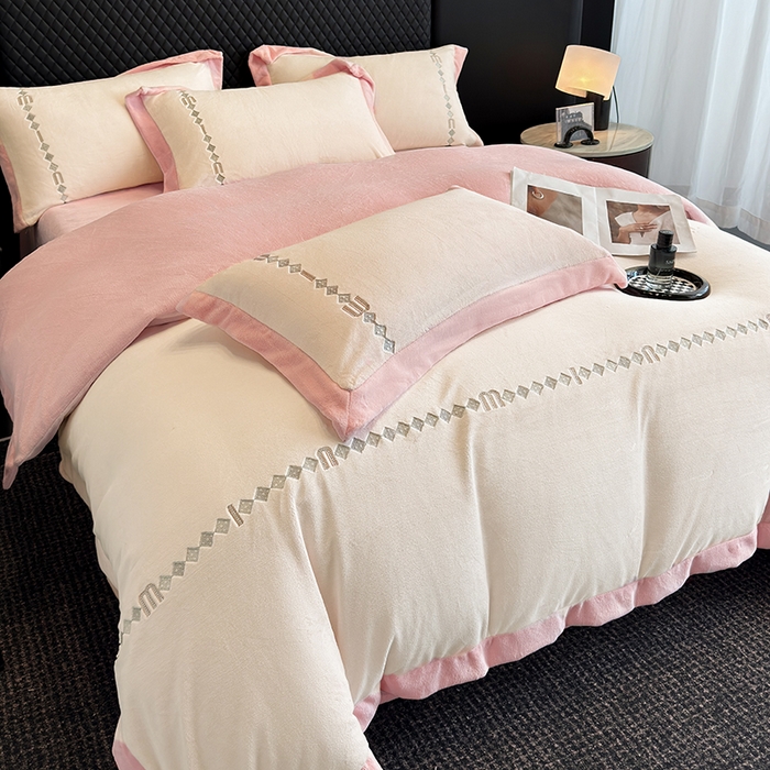 91家纺网 家纺一手货源 找家纺 凡客家居 2024新款高克重牛奶绒绣花拼角四件套 樱花粉