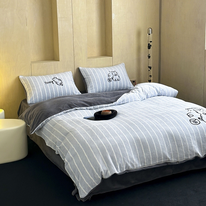 91家纺网 家纺一手货源 找家纺 昔可家纺 2024新款大版数码印花设计师牛奶绒四件套 灰条绅士猫