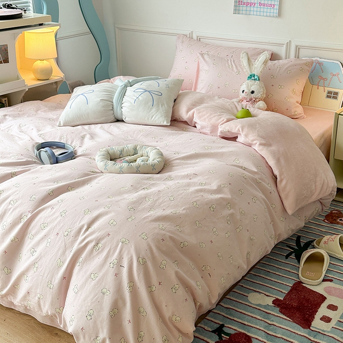 91家纺网 家纺一手货源 找家纺 昔可家纺 2024新款秋冬新款棉加牛奶绒四件套 粉粉小比熊