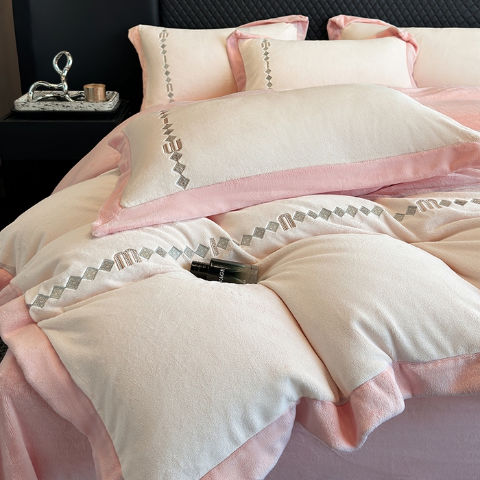 91家纺网 家纺一手货源 找家纺 凡客家居 2024新款高克重牛奶绒绣花拼角四件套 樱花粉