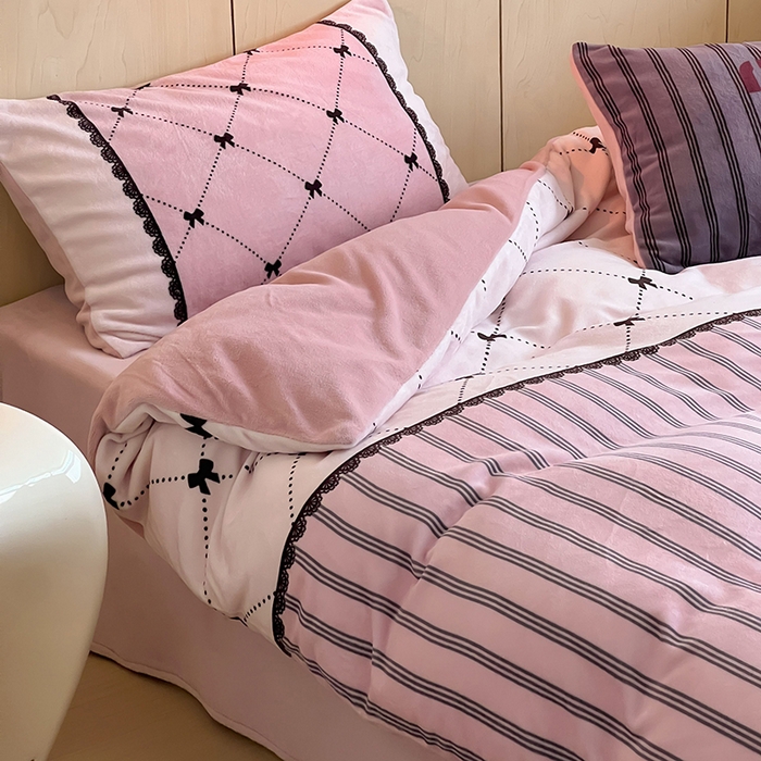 91家纺网 家纺一手货源 找家纺 昔可家纺 2024新款大版数码印花设计师牛奶绒四件套 缪斯女孩