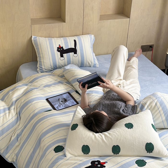 91家纺网 家纺一手货源 找家纺 昔可家纺 2024新款大版数码印花设计师牛奶绒四件套 绿苹果小黑猫