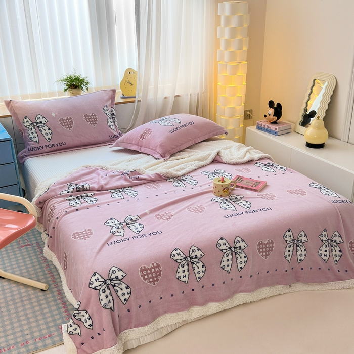 91家纺网 家纺一手货源 找家纺 花伞家居 2024直播新款牛奶绒羊羔绒多功能复合拉链被套款毛毯 毛毯-字母蝴蝶结