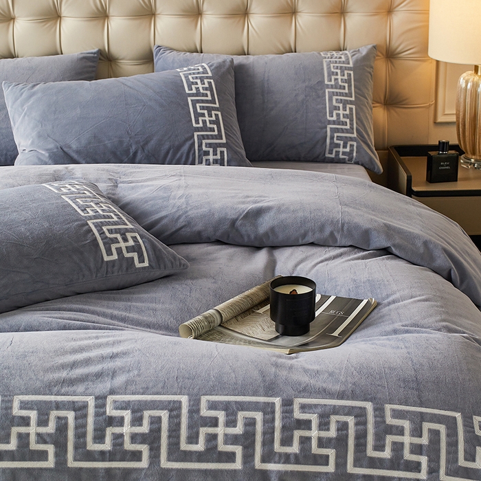 91家纺网 家纺一手货源 找家纺 安莱生活 2024新款高克重牛奶绒锦丝绒美式毛巾绣巴洛克四件套 巴洛克-灰