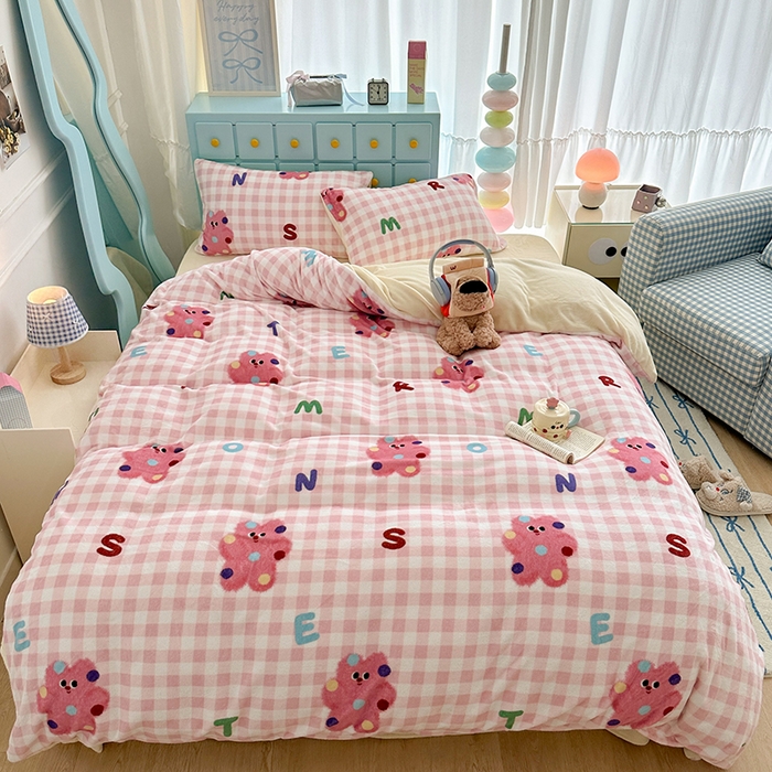 91家纺网 家纺一手货源 找家纺 昔可家纺 2024新款印花牛奶绒四件套系列-卡通系列 点点粉格猫