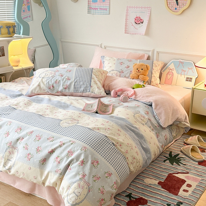 91家纺网 家纺一手货源 找家纺 昔可家纺 2024新款秋冬新款棉加牛奶绒四件套 蓝格草莓兔