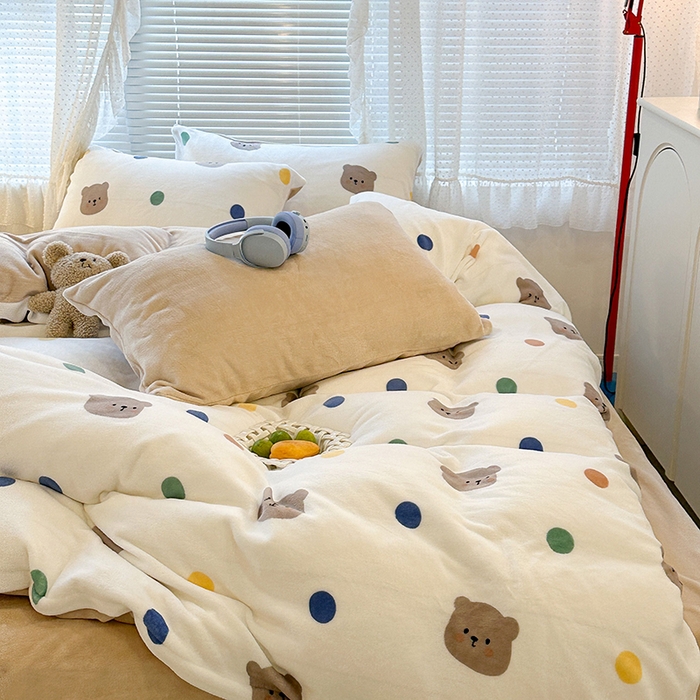 91家纺网 家纺一手货源 找家纺 昔可家纺 2024新款印花牛奶绒四件套系列-2023年热款系列 彩色波点熊