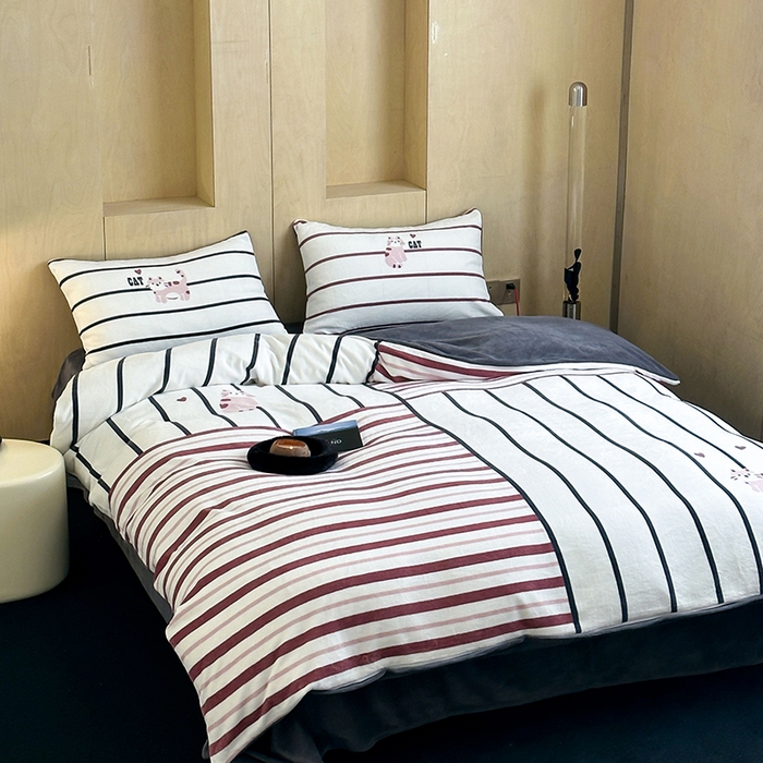 91家纺网 家纺一手货源 找家纺 昔可家纺 2024新款大版数码印花设计师牛奶绒四件套 拼接条纹爱心猫