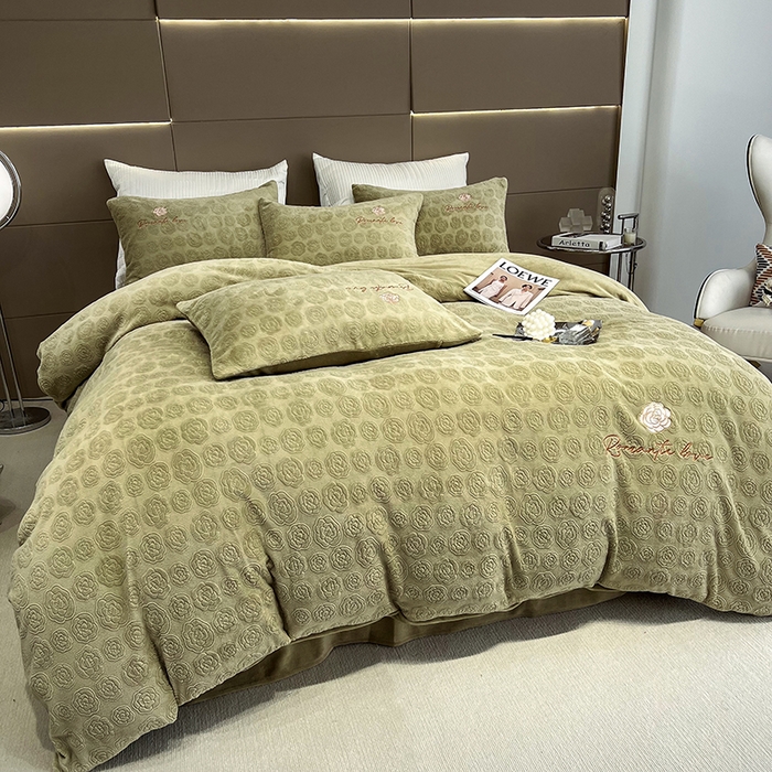 91家纺网 家纺一手货源 找家纺 眠多宝 2024新款纯色牛奶雕花绒刺绣四件套 抹茶绿