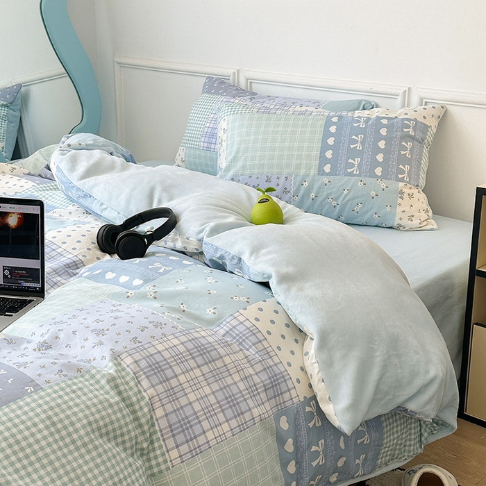 91家纺网 家纺一手货源 找家纺 昔可家纺 2024新款秋冬新款棉加牛奶绒四件套 拼接蓝色碎花