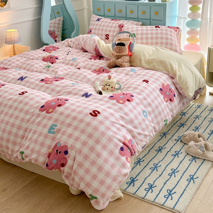 91家纺网 家纺一手货源 找家纺 昔可家纺 2024新款印花牛奶绒四件套系列-卡通系列 点点粉格猫