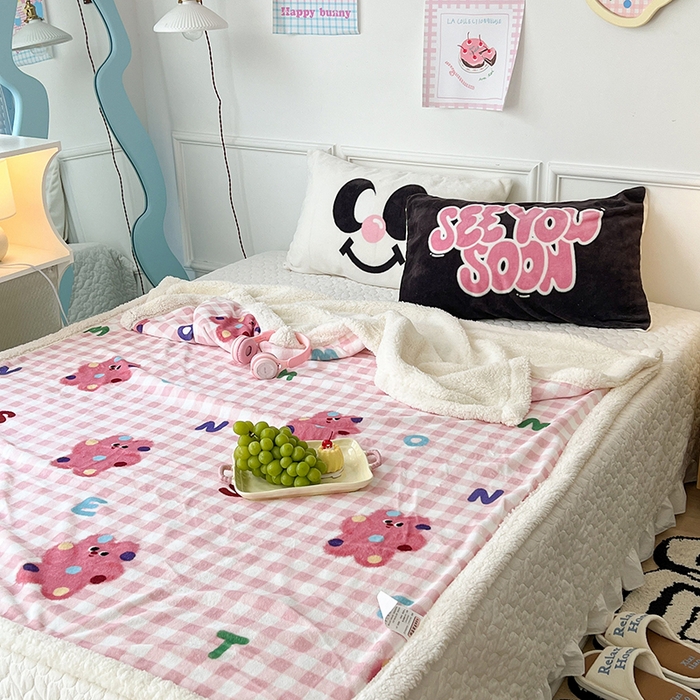 91家纺网 家纺一手货源 找家纺 昔可家纺 2024新款羊羔绒牛奶绒毛毯系列（三）-场景二-卡通系列 点点粉格猫