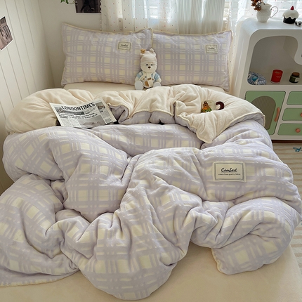 91家纺网 家纺一手货源 找家纺 桃子家居 2024新款A类ins无印格子条条简约撞色马卡龙立体提花烂花雕花三角贝壳边织标工艺加厚牛奶绒四件套 绒三角针-甜格紫黄