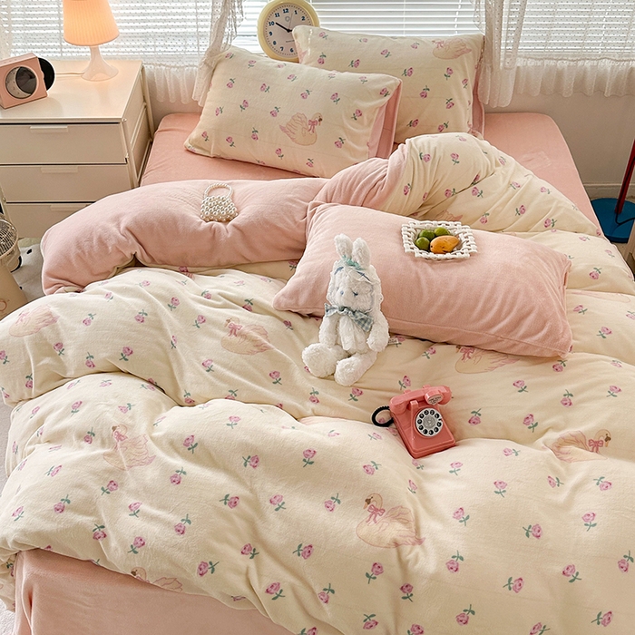 91家纺网 家纺一手货源 找家纺 昔可家纺 2024新款印花牛奶绒四件套系列-2023年热款系列 天鹅玫瑰