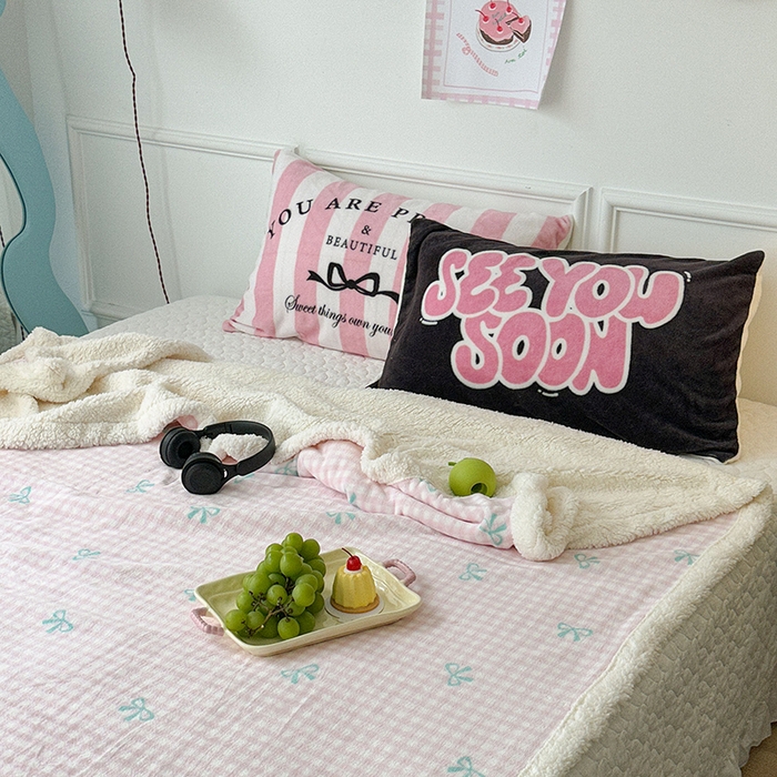 91家纺网 家纺一手货源 找家纺 昔可家纺 2024新款羊羔绒牛奶绒毛毯系列（三）-场景二-少女风系列 粉格蝴蝶结