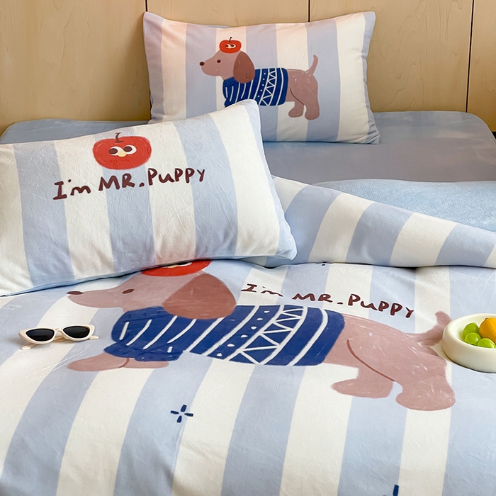 91家纺网 家纺一手货源 找家纺 昔可家纺 2024新款大版数码印花设计师牛奶绒四件套 苹果狗先森