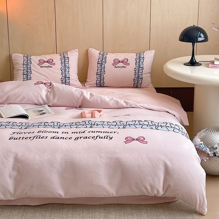 91家纺网 家纺一手货源 找家纺 昔可家纺 2024新款大版数码印花设计师牛奶绒四件套 珍珠蝴蝶结