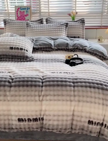 91家纺网 家纺一手货源 找家纺 梵克保罗 2024秋冬新款加厚泡泡牛奶绒数码印花工艺立体仿兔毛四件套 灰色空间