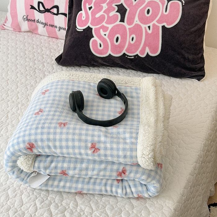 91家纺网 家纺一手货源 找家纺 昔可家纺 2024新款羊羔绒牛奶绒毛毯系列（三）-场景二-少女风系列 蓝格蝴蝶结