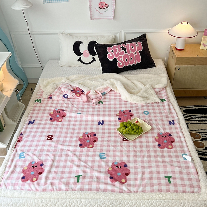 91家纺网 家纺一手货源 找家纺 昔可家纺 2024新款羊羔绒牛奶绒毛毯系列（三）-场景二-卡通系列 点点粉格猫