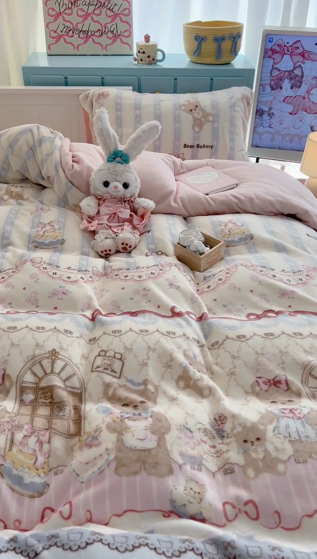 91家纺网 家纺一手货源 找家纺 昔可家纺 2024新款印花牛奶绒四件套系列-洛丽塔风 小熊烘焙屋