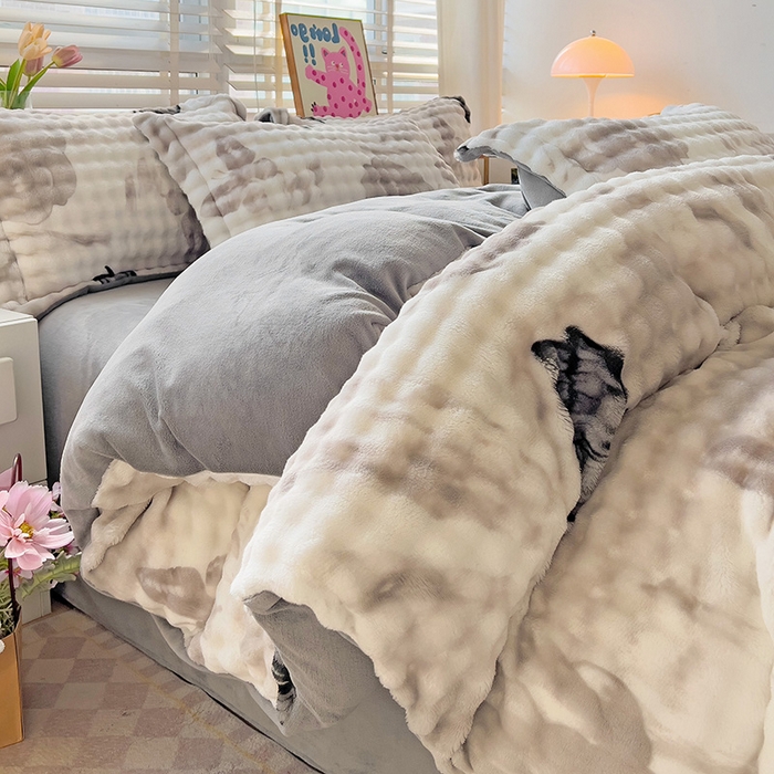 91家纺网 家纺一手货源 找家纺 梵克保罗 2024秋冬新款加厚泡泡牛奶绒数码印花工艺立体仿兔毛四件套 蝴蝶灰