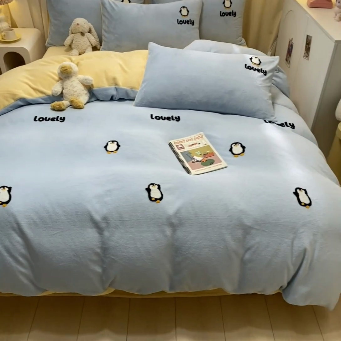 91家纺网 家纺一手货源 找家纺 眠帛家居 2024新款高克重双拼牛奶绒毛巾绣四件套 企鹅