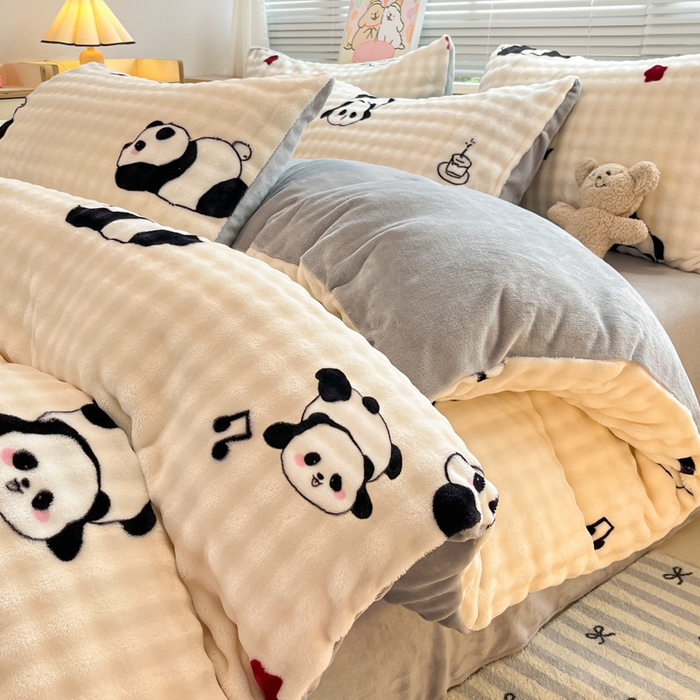 91家纺网 家纺一手货源 找家纺 梵克保罗 2024秋冬新款加厚泡泡牛奶绒数码印花工艺立体仿兔毛四件套 音乐熊猫