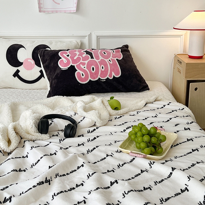 91家纺网 家纺一手货源 找家纺 昔可家纺 2024新款羊羔绒牛奶绒毛毯系列（三）-场景二-ins风系列 潮趣黑色字母