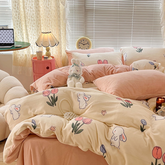 91家纺网 家纺一手货源 找家纺 昔可家纺 2024新款印花牛奶绒四件套系列-2023年热款系列 粉粉郁金兔