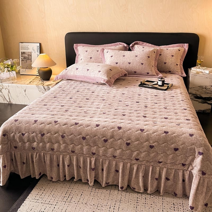 91家纺网 家纺一手货源 找家纺 茉保家纺 2024新款包边款印花牛奶绒床盖四件套 爱心(紫）
