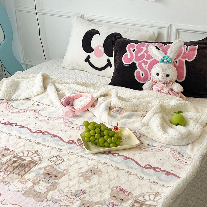 91家纺网 家纺一手货源 找家纺 昔可家纺 2024新款羊羔绒牛奶绒毛毯系列（三）-场景二-洛丽塔系列 小熊烘焙屋