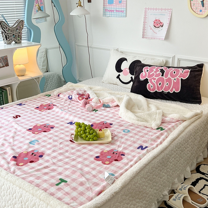 91家纺网 家纺一手货源 找家纺 昔可家纺 2024新款羊羔绒牛奶绒毛毯系列（三）-场景二-卡通系列 点点粉格猫