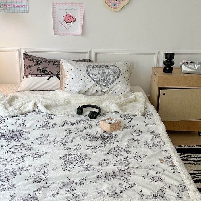 91家纺网 家纺一手货源 找家纺 昔可家纺 2024新款羊羔绒牛奶绒毛毯系列（三）-场景二-复古花卉系列 墨山繁花