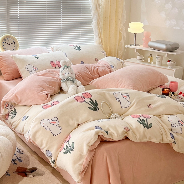 91家纺网 家纺一手货源 找家纺 昔可家纺 2024新款印花牛奶绒四件套系列-2023年热款系列 粉粉郁金兔