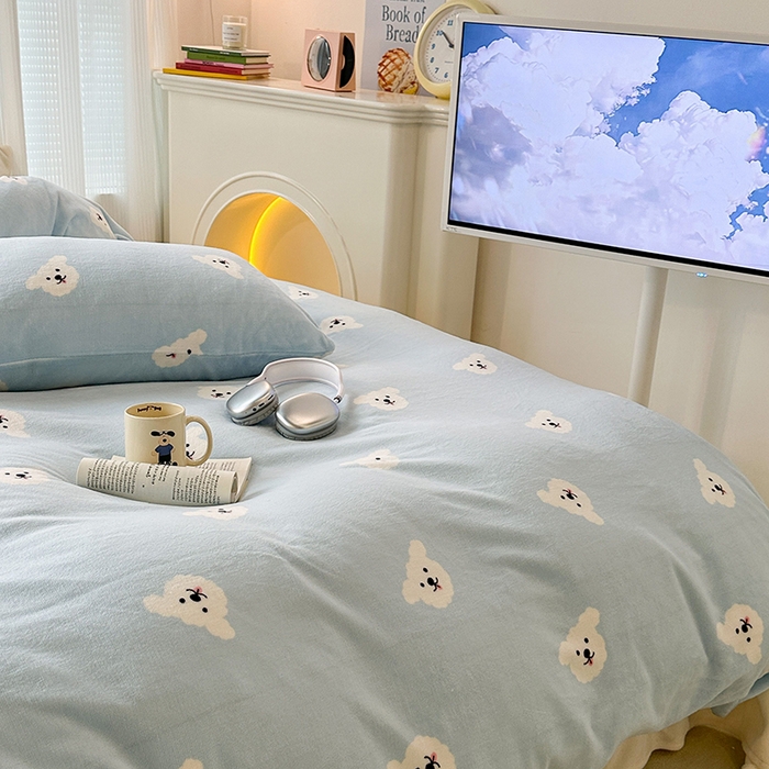 91家纺网 家纺一手货源 找家纺 昔可家纺 2024新款印花牛奶绒四件套系列-2023年热款系列 蓝底小白熊