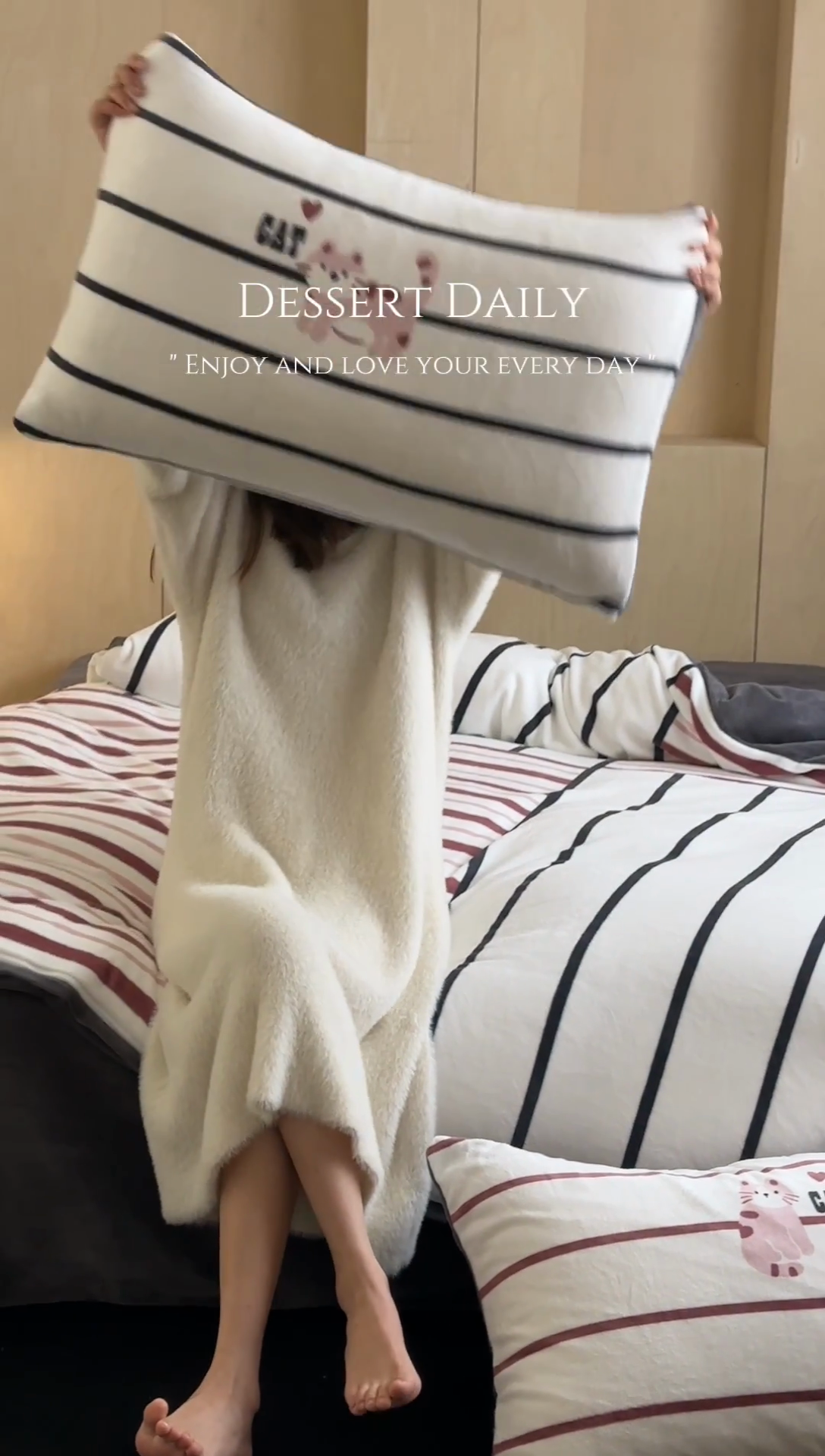 91家纺网 家纺一手货源 找家纺 昔可家纺 2024新款大版数码印花设计师牛奶绒四件套 拼接条纹爱心猫