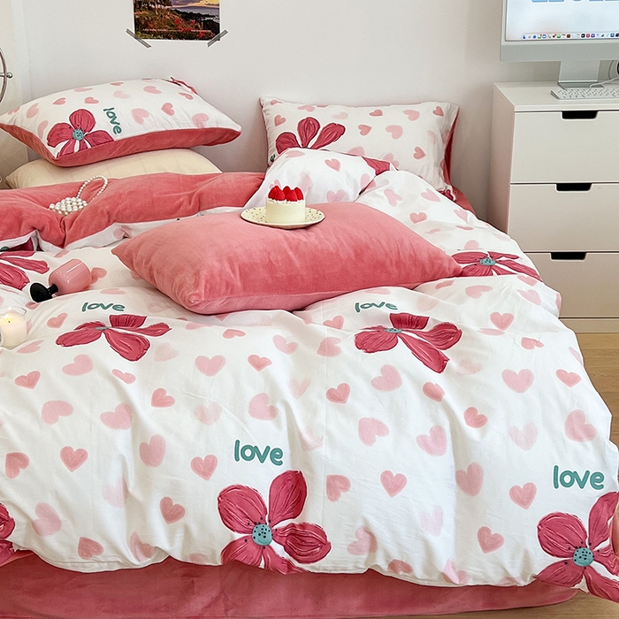 91家纺网 家纺一手货源 找家纺 昔可家纺 2024新款秋冬新款棉加牛奶绒四件套 花枝俏漫