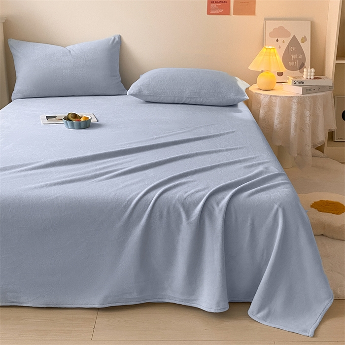 91家纺网 家纺一手货源 找家纺 眠帛家居 2024新款纯色高克重牛奶绒单床单 天空蓝