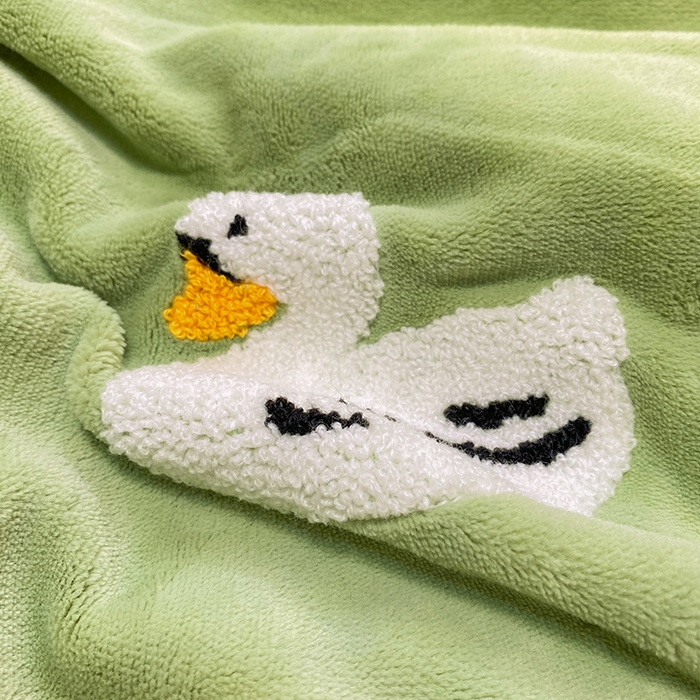 91家纺网 家纺一手货源 找家纺 眠帛家居 2024新款高克重双拼牛奶绒毛巾绣四件套 科尔鸭