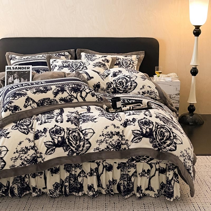 91家纺网 家纺一手货源 找家纺 茉保家纺 2024新款包边款印花牛奶绒床盖四件套 北欧花季-灰