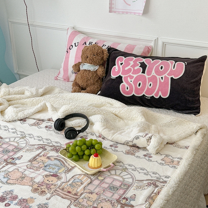 91家纺网 家纺一手货源 找家纺 昔可家纺 2024新款羊羔绒牛奶绒毛毯系列（三）-场景二-洛丽塔系列 小熊玩偶屋