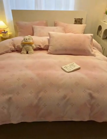 91家纺网 家纺一手货源 找家纺 呗旺鹿 2024新款高克重着色烂花雕花牛奶绒轻奢四件套 爱维芙蓉粉