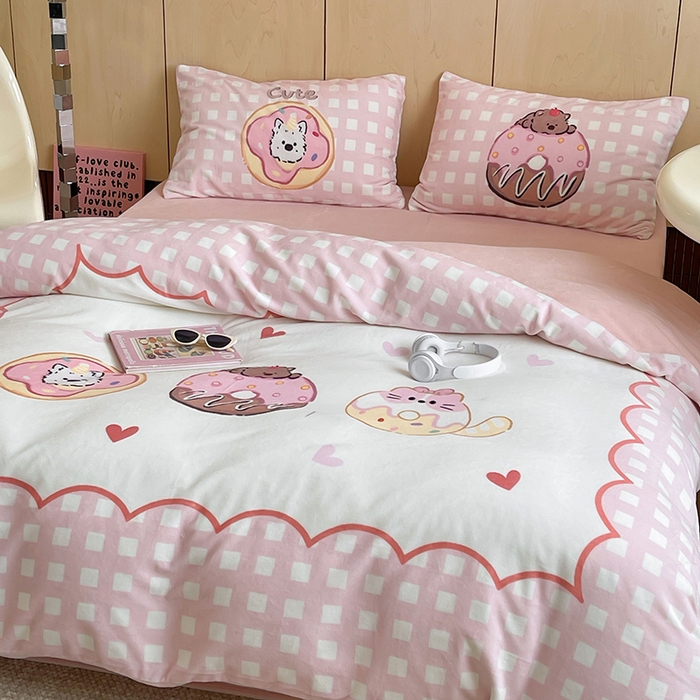 91家纺网 家纺一手货源 找家纺 昔可家纺 2024新款大版数码印花设计师牛奶绒四件套 甜甜圈萌宠