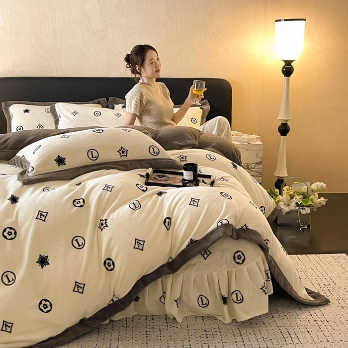 91家纺网 家纺一手货源 找家纺 茉保家纺 2024新款包边款印花牛奶绒床盖四件套 米兰 -灰白